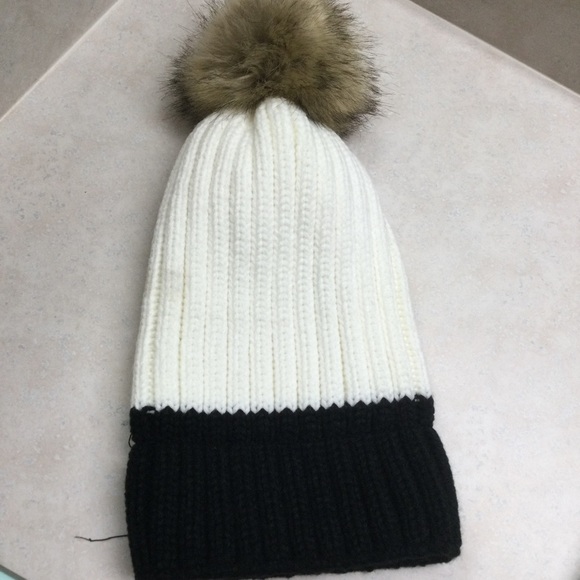 Pom hat and scarf - Picture 4 of 7